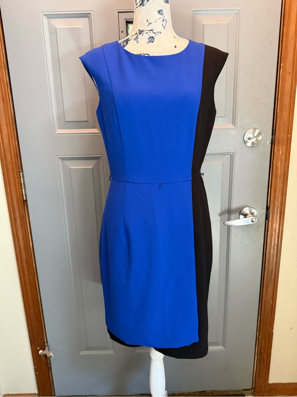 Calvin Klein- Sleeveless Colorblock Sheath Dress in Royal Blue and Black (6)